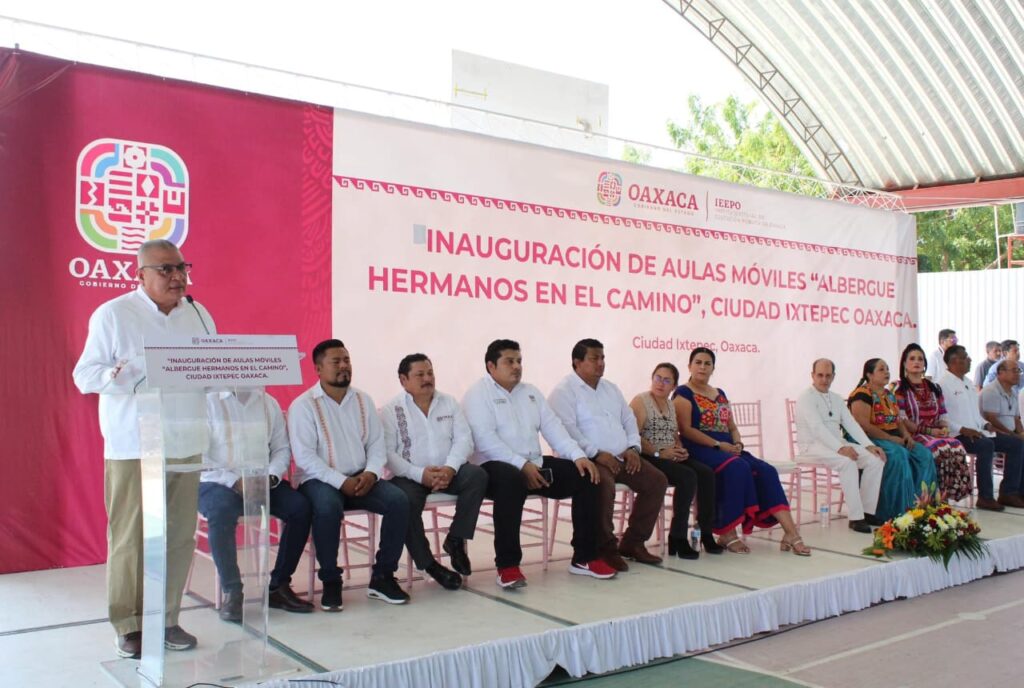 El Ieepo inaugura escuela en instalaciones del Albergue migrante Hermanos en el Camino, que dirige el Padre Alejandro Solalinde.